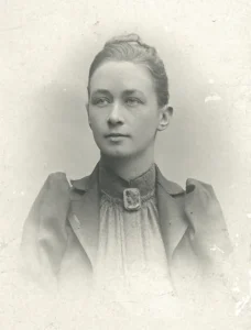 Hilma_af_Klint_portrait_photograph_published_in_1901-228x300 Kvinnliga pionjärer i svensk konsthistoria – bortglömda men banbrytande namn