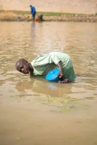 flooding-boy-200x300 Massivt jordskred i Darfur: över 1 000 döda enligt rebellgrupp