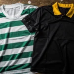 Fotbollströjor i klassiska färger utlagda på träbord