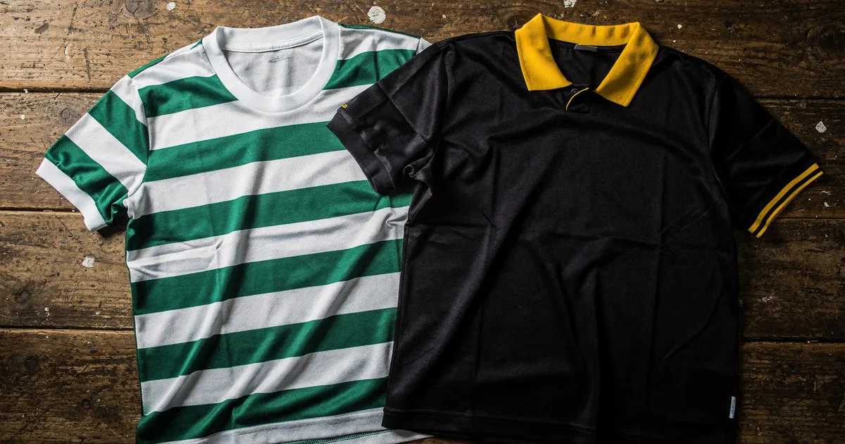 Fotbollströjor i klassiska färger utlagda på träbord