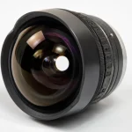 Fisheye-objektiv på vit bakgrund som visar den typ av kamera som orsakade bildförvrängningen