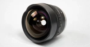 Fisheye-objektiv på vit bakgrund som visar den typ av kamera som orsakade bildförvrängningen