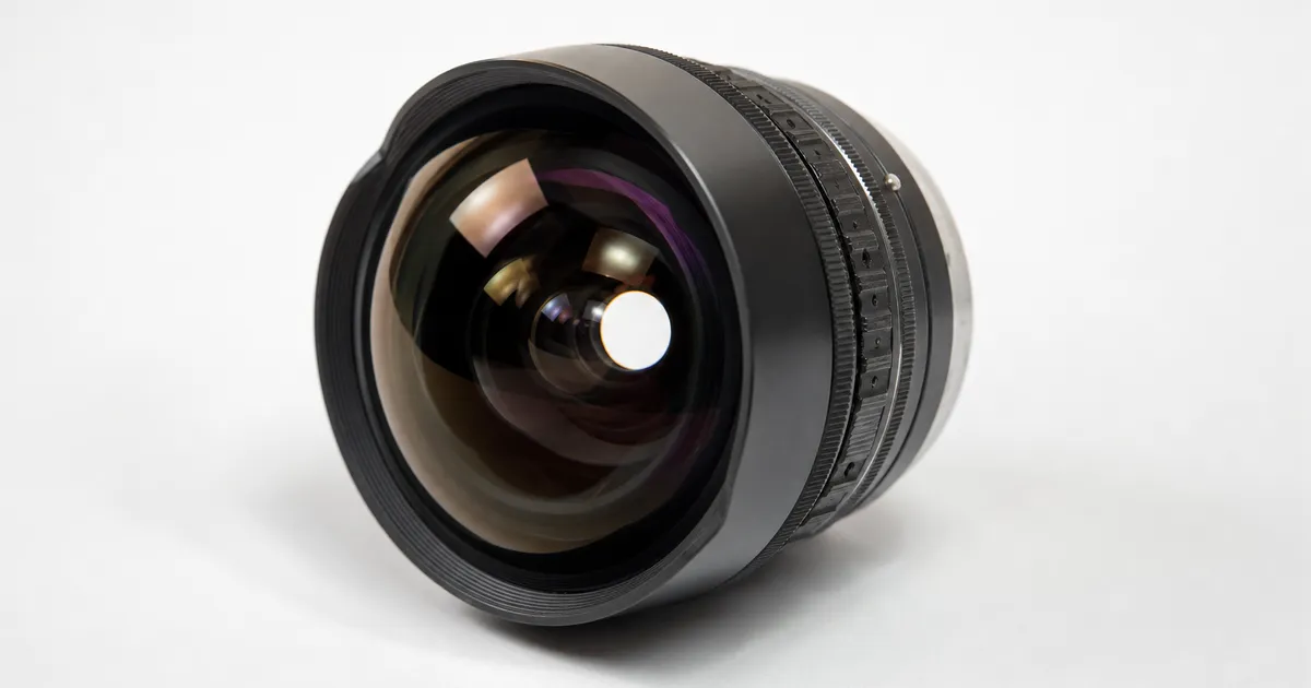 Fisheye-objektiv på vit bakgrund som visar den typ av kamera som orsakade bildförvrängningen