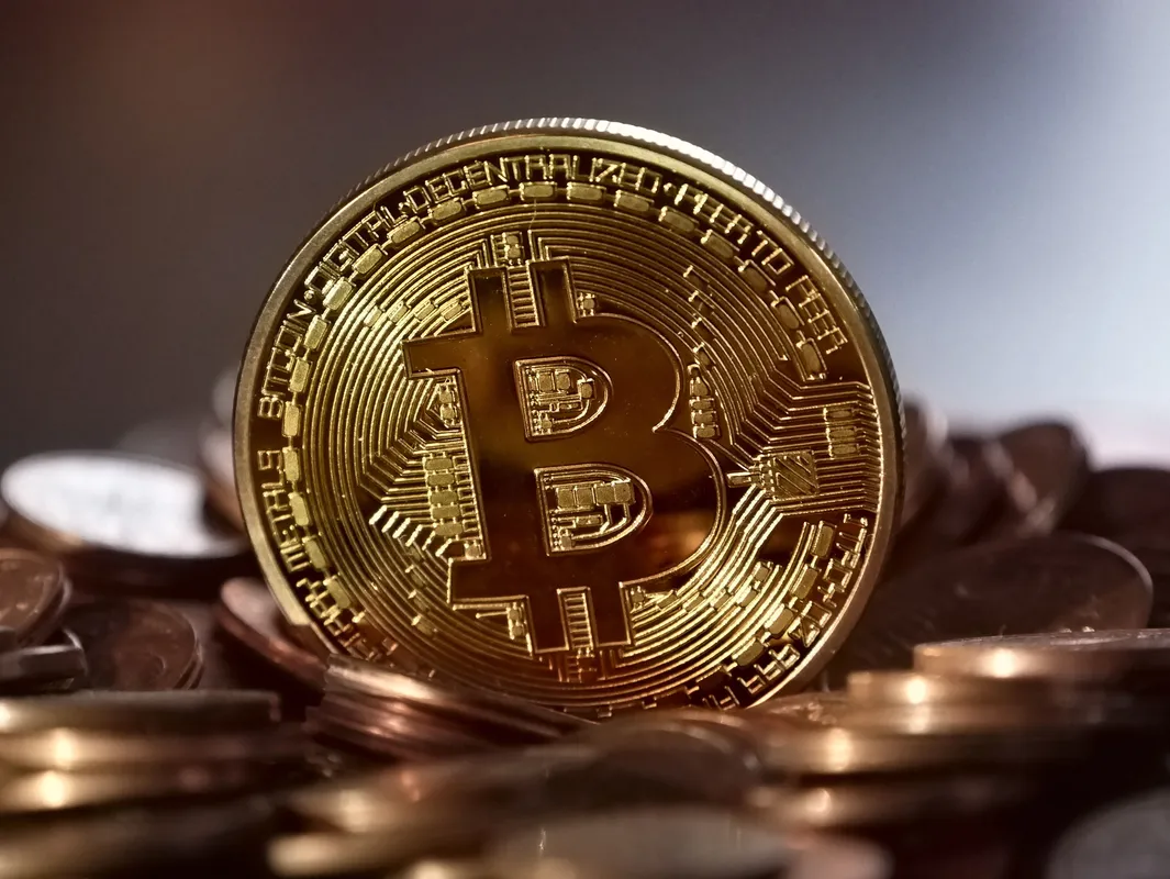 Professionell person studerar kryptovaluta- och finansiell data på datorskärmar i modernt svenskt kontorsmiljö