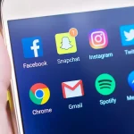 Mobiltelefon nedvänd på ett bord i hallen, skärmen släckt