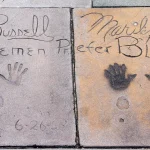 Två cementplattor med inristade namn och handskulpturer från Grauman's Chinese Theatre. Vänster platta tillhör Jane Russell och höger Marilyn Monroe, daterade 6