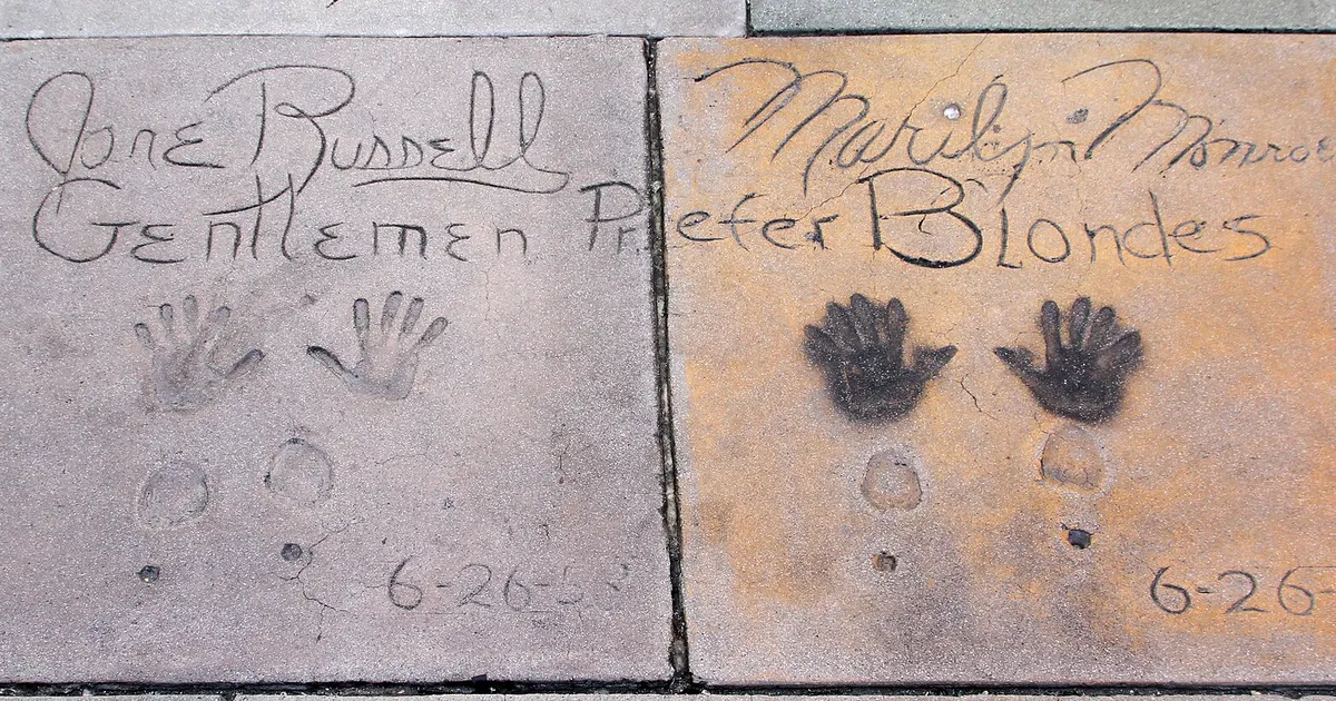 Två cementplattor med inristade namn och handskulpturer från Grauman's Chinese Theatre. Vänster platta tillhör Jane Russell och höger Marilyn Monroe, daterade 6
